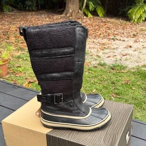 Sorel Helen of Tundra II Black and Gray Boots